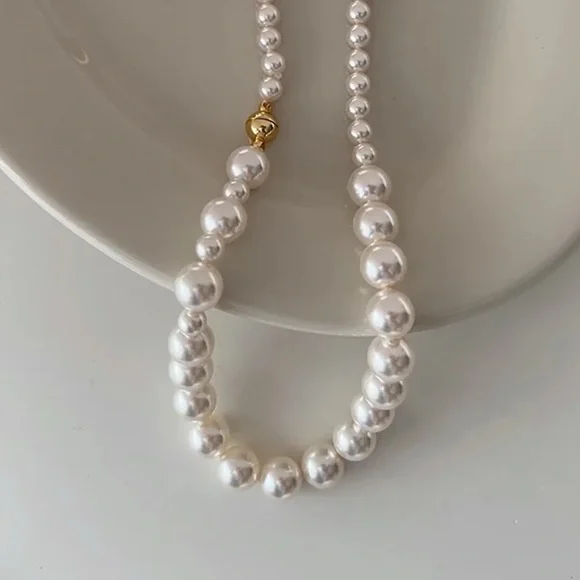 NWT Imitation Pearl Necklace - Picture 3 of 4